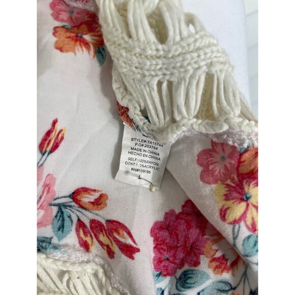 It Girl Crochet White Boho Floral Crop Top - Picture 7 of 8